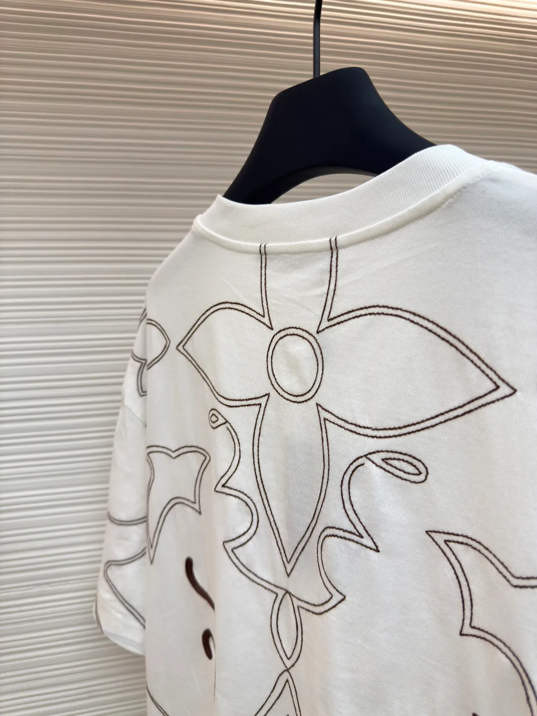 LOUIS VUITTON full-line embroidered T-shirt ●Authentic product: 12700 purchase and development ●Item number: 1680402-A45 ●Fabric: long-staple cotton fabric ●Technology: embroidery production ●Version: fitted version ●Weight: about 245 grams ●Size: The finished fabric is passed through a mercerizing machine to increase the luster of the fabric. It is matched with 32s double-strand cotton cover silk cylindrical open rib. It adopts domestic high-speed large-size embroidery. The embroidery strips are all scaled in proportion to the size of the code to ensure that the embroidery effect of each code is consistent. The embroidery lines are all horizontally restored at the side seams. The collar pattern on the front panel and the back panel are restored. The mercerized cotton thread tatami stitch method is used, and the PU film on the surface increases the three-dimensional effect. The overall wiring is straight and delicate, the fabric is comfortable and soft, and the color is consistent without color difference. It can be matched with the same style to create a fashionable look and control various occasions. Customized accessories, complete with three standards, same style for men and women!